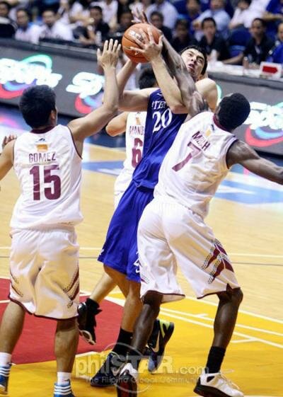 Blue Eagle Greg Slaughter gets little room for maneuver as he is hemmed in from all sides by Maroons Carlo Gomez, Alinko Mbah and Jose Manuel. (From philstar.com) 