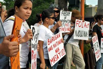 A cross section of the "impatient" crowd waiting for Freedom of Information Act to become a reality. The waiting will soon be over, Malacañang assures.