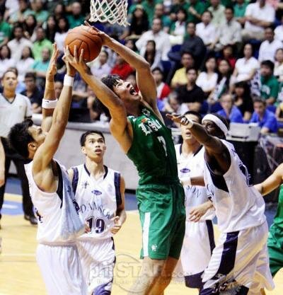 Adamson’s Julius Colina (left) foils La Salle’s Arnold Van Opstal’s shot underneath as Falcon Lionel Manyara (right) tries to reach out. (From philstar.com)