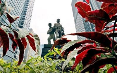 The Ninoy Aquino monument along Ayala Avenue corner Paseo de Roxas in Makati City reminds Filipinos of his martyrdom 28 years ago. (From philstar.com)